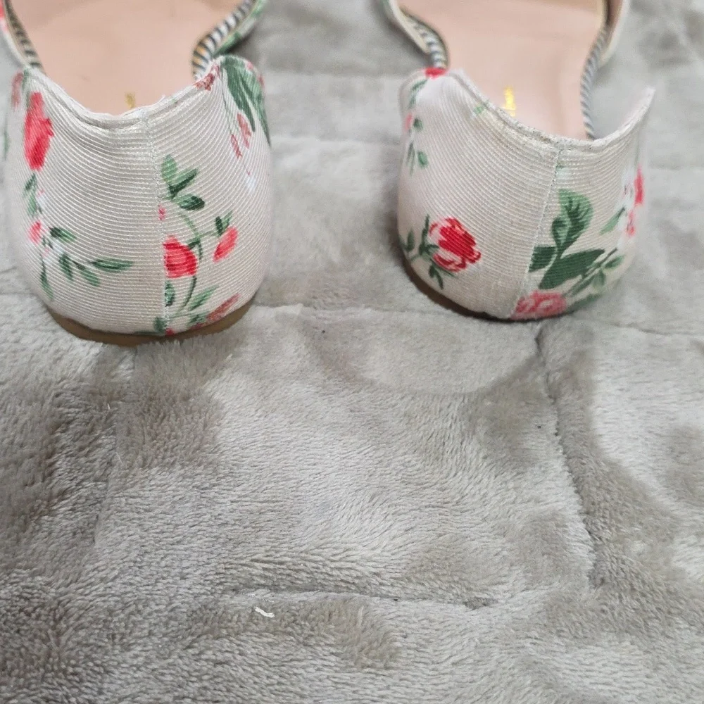 Wild Diva Lounge Womens Slip-On Flats Shoes‎ Cream W/Roses Sz 9 EUC